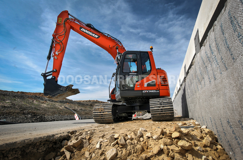 Гусеничный экскаватор DOOSAN DX 140 LC